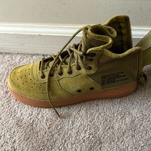 Nike Sf Af1 Mid. Desert Moss.$ 180 on stock x size 5.5Y. Shoe straps included.
